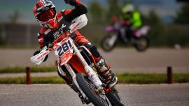 12-jähriger Niederösterreicher feierte am Wachauring seinen ersten Jugend-Staatsmeistertitel im Supermoto-Sport. Am 12. September holte sich Christoph Steiner erstmals Jugend-ÖM -Gold und sicherte sich dazu auch den Grenzland Cup Gesamtsieg im Jahr 2021. Beim Finale in Melk setzte sich der aktuell stärkste rot-weiß-rote 85ccm Supermoto-Racer auch in der Tageswertung der CZ-Meisterschaft durch.