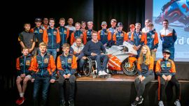 In der KTM Motohall in Mattighofen wurden die Besten Austrian Junior Cup Teilnehmer des Jahrgangs 2021 geehrt. 2022 geht es auf größeren Strecken, mit mehr Rennen und verbesserten Reglement in die zweiter Saison Austrian Junior Cup mit der ebenso verbesserten KTM RC4R.