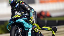 Brad Binder kann seinen 7. Platz halten und Rossi beendet seine Karriere auf P10 - grazie Vale für die tolle Zeit!