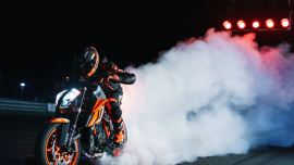 Für das Modelljahr 2022 präsentiert KTM nun eine weitere Neuauflage der KTM 1290 SUPER DUKE R und erfüllt damit exakt die Erwartungen der Fahrer.