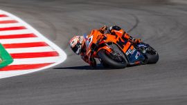 Iker Lecuona von Tech3 KTM Factory Racing zog in Q2 ein und belegte den 10. Startplatz während der Qualifikation für die vorletzte Runde der MotoGP-Serie 2021 auf dem Grande Prémio Brembo do Algarve.