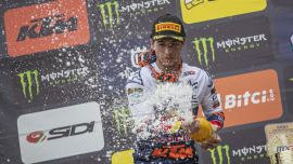 Im dritten und letzten Rennen auf dem steinigen und harten Boden der Pietramurata-Rennstrecke zeigte Tom Vialle von Red Bull KTM Factory Racing eine starke Leistung und belegte den zweiten Platz in der Gesamtwertung des Grand Prix von Garda. 