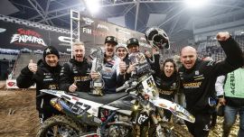 Billy Bolt von Rockstar Energy Husqvarna Factory Racing kam beim lang erwarteten Auftakt der FIM SuperEnduro Weltmeisterschaft in Lodz, Polen, richtig in Schwung und holte sich den verdienten Gesamtsieg und eine gesunde frühe Führung in der Meisterschaft.