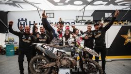 Blut, Schweiß und Tränen. Schaut euch die besten Highlights aus dem unvergesslichen Jahr von Husqvarna Factory Racing in diesem fesselnden Video an.