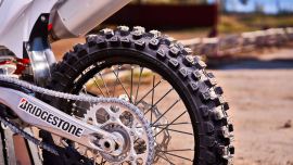 Bridgestone Battlecross X31 Motocross-Reifen ermöglicht Fahrern, sich auf anspruchsvollem Gelände zu verbessern.