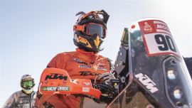 In vier Tagen der Dakar hat Danilo Petrucci bereits ein Leben gelebt: von der Aufregung der ersten Male bis zu den schlimmsten Niederlagen mit einem massakrierten Fuß, vom Verlust seines gesamten Besitzes bis zum Podium des Tages, das seit 2006 kein Italiener mehr erreicht hatte. 