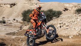 In einem Rennen mit vielen Höhen und Tiefen für Danilo Petrucci hat der Italiener heute seine Offroad-Qualitäten unter Beweis gestellt und die fünfte Etappe der Dakar 2022 in seinem ersten Rallye-Raid-Wettbewerb überhaupt gewonnen.