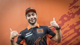 Danilo Petrucci hat nach diversen Pannen überraschend seine erste Wertungsprüfung bei der Dakar gewonnen: "Ich habe angefangen zu weinen und konnte es nicht fassen", so der Kommentar von Petrucci, der uns ein wenig emotional berührt. Danilo Petrucci hat nach diversen Pannen überraschend seine erste Wertungsprüfung bei der Dakar gewonnen: "Ich habe angefangen zu weinen und konnte es nicht fassen", so der Kommentar von Petrucci, der uns ein wenig emotional berührt. 