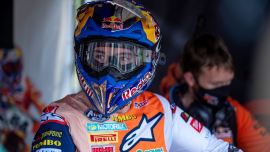 Der amtierende MXGP-Weltmeister, der am Vortag im Rahmen seiner Vorbereitungen auf die kommende MXGP-Saison 2022 die erste Runde der spanischen Meisterschaft gewonnen hatte, stürzte auf einem einfachen und routinemäßigen Sprungabschnitt des ehemaligen Grand-Prix-Geländes RedSand MX Complex bei Castellon.