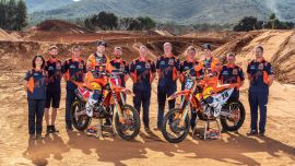 Der amtierende Weltmeister Red Bull KTM Factory Racing eröffnet an diesem Wochenende seine MX GP-Saison in Großbritannien.