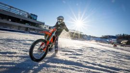 Das Enduro „Snow Attack“-Finale präsentierte sich bei strahlend blauem Himmel, Sonnenschein, einer kompakten und perfekten 500 Meter langen Piste im Fahrerlager des Red Bull Ring.