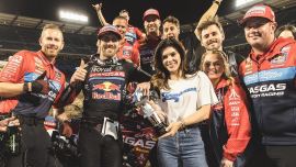 Es war eine herausragende Nacht in Anaheim für das Troy Lee Designs/Red Bull/GASGAS Factory Racing Team, in der beide Klassen auf das Podium fuhren!