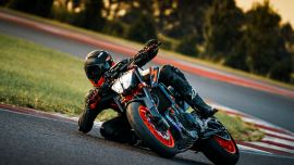 Seit ihrer Vorstellung im Jahr 2020 steht die KTM 890 DUKE R als unangefochtener Vorreiter an der Spitze der Mittelklasse.