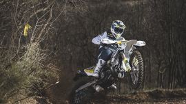 Husqvarna Factory Racing freut sich, die Verpflichtung des erfahrenen Enduro-Rennfahrers und ehemaligen 125ccm Enduro Youth Cup Weltmeisters Mikael Persson für die Saison 2022 bestätigen zu können. 