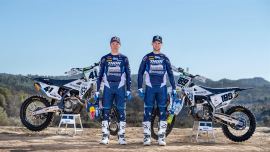 Husqvarna Motorcycles freut sich, bekannt zu geben, dass das Team Husqvarna Factory Racing die Marke im Jahr 2022 offiziell in der MXGP-Weltmeisterschaft vertreten wird. Husqvarna Motorcycles freut sich, bekannt zu geben, dass das Team Husqvarna Factory Racing die Marke im Jahr 2022 offiziell in der MXGP-Weltmeisterschaft vertreten wird. 