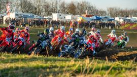 Das Monster Energy Yamaha Factory MXGP Team legte beim MXGP of Great Britain in Matterley Basin, Winchester, England, einen beeindruckenden Start in seine MXGP-Titelkampagne 2022 hin.