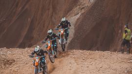 Neu für 2022 wird die FIM Hard Enduro Weltmeisterschaft einen eigenen FIM Hard Enduro Junioren Weltcup einführen, um junge, aufstrebende Talente innerhalb des Sports zu erkennen und zu fördern.