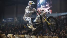 Zum Abschluss seiner Teilnahme an der FIM SuperEnduro Weltmeisterschaft 2022 in der fünften Runde in Deutschland lieferte Billy Bolt von Husqvarna Factory Racing eine weitere dominante Vorstellung ab und holte sich den Gesamtsieg in Riesa.