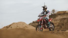 Auf seiner fantastischen MC 450F begibt sich Navas auf eine wirklich spektakuläre spanische Motocross-Strecke, um seinen täglichen Ride-Fix zu bekommen. 