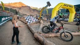 Karl hält Wort und gibt den ersten 3 Teilnehmern der GASGAS Xtreme Challenge die Möglichkeit, beim heutigen Main Race aus der ersten Startreihe zu starten.