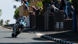 Michael Dunlop wurde zum erfolgreichsten 600cc-Fahrer aller Zeiten auf der Isle of Man, als er am Freitagmorgen seinen neunten Supersport-Sieg im zweiten Rennen der Monster Energy Supersport TT einfuhr - seinen 21. Sieg auf der TT.