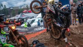 Als erste Challenge beim Red Bull Erzbergrodeo steht der Rocket Ride an, ein anspruchsvoller Sprint durch den Steinbruch.