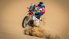 Die KTM 450 RALLY REPLICA basiert auf den Erfahrungen und Entwicklungen, die aus der jahrzehntelangen Dominanz von KTM bei der Rallye Dakar, sowie zahlreichen Siegen und Titeln in der FIM Cross Country-Rallies-Weltmeisterschaft stammen.