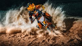 Die KTM 50 SX FACTORY EDITION, ist mit einer langen Liste von Premium-Komponenten ausgestattet, um jungen Rennfahrern den perfekten ersten Eindruck von Werksleistung zu vermitteln. 