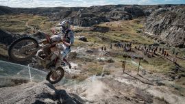In abwechselnden, spannenden Zweikämpfen holen sich die beinen KTM Piloten Gold und Silber.