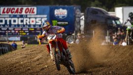 Aaron Plessinger von Red Bull KTM Factory Racing war nahe dran, sich sein zweites 450MX-Podium der Saison zu sichern, und beendete die 9. Runde der AMA Pro Motocross Championship 2022 in New Berlin, New York, als Gesamtvierter. 