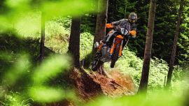 Die KTM 890 ADVENTURE R 2023 verschiebt die Grenzen wieder ein Stück weiter und lädt Fahrer aus aller Welt ein, sich an das Abenteuer zu wagen.