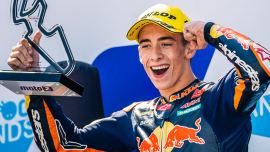 Moto2-Pilot Pedro Acosta steht zum ersten Mal nach seinem Beinbruch zu Beginn der Saison wieder ganz oben auf dem Podium. 