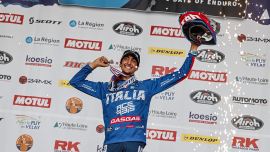 Das GASGAS Factory Racing-Ass, das bereits zum Enduro1-Weltmeister gekrönt wurde, hat bei der ISDE in Frankreich mit einer wahrhaft atemberaubenden Leistung zum zweiten Mal in Folge die Enduro1-Klasse gewonnen. 