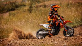 Mit ihrem Erfolg in der Europäischen Junior E-Motocross Championship ist die KTM SX-E 5 für junge Mini-Cross-Rennfahrer die perfekte Wahl.