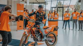 Red Bull KTM Factory Racing öffnete die Tore der Werkshalle für den MX2-Weltmeister von 2022, Tom Vialle, der seine KTM 250 SX-F im Rahmen eines speziellen Events zu Ehren des 21-jährigen Doppelweltmeisters diese Woche durch die KTM-Anlage jagte.