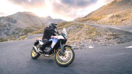 Auf der EICMA 2022 gibt es eine mit Spannung erwartete Rückkehr, nämlich die der Honda Transalp, die sich als nüchterner Allrounder bestätigt, aber in jeder Hinsicht einen epochalen Sprung im Vergleich zu ihren Vorgängern macht.