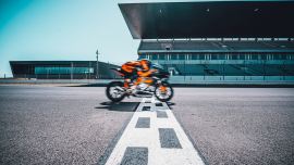 Kaum waren die Startlichter erloschen, war das Rennen um eine 2023 KTM RC 8C schon vorbei.