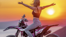 Wenn Girls am Bike sitzen, gibt es einiges zu erzählen. Lara weis wovon sie spricht uns ist auf Instagramm mit ihren über 100.000 Followers bereits anerkannt und kann darüber hinaus auch sehr gut Motorradfahren und darüber berichten.