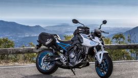 Mit der GSX-8S präsentiert Suzuki auf der EICMA einen Streetfighter, mit dem das Unternehmen aus Hamamatsu in das hart umkämpfte Segment der mittelgroßen Naked Bikes einsteigt.