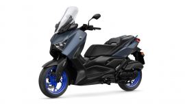 Zu den Yamaha-Neuheiten auf der EICMA gehört auch die XMAX 125 2023-Familie, die sich in Form und Inhalt an ihrem großen Bruder, der XMAX 300, orientiert. 