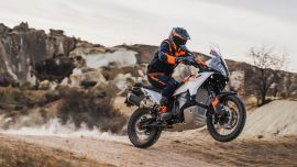 Die KTM 790 ADVENTURE ist zurück: Die vielseitige Kombination aus drehmomentstarker Leistung, geschmeidigem Handling und maximaler Vielseitigkeit – aufgefrischt für das Jahr 2023.