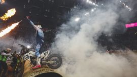 Billy Bolt von Husqvarna Factory Racing hat seine Titelverteidigung in der FIM SuperEnduro-Weltmeisterschaft mit einem Sieg in der ersten Runde in Polen perfekt begonnen. 