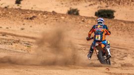 Red Bull KTM Factory Racing hat die Shakedown-Tests und die administrativen Überprüfungen vor der Rallye Dakar 2023 abgeschlossen und ist nun bereit, die 14 Etappen in Saudi-Arabien in Angriff zu nehmen.