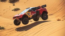 Sébastien Loeb holt sich in der Klasse Auto den hervorragenden 2. Platz und als Teamchef von Sébastien Loeb Racing Team mit POLARIS landet er zusätzlich unter den TOP 10.