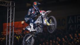 Billy Bolt von Husqvarna Factory Racing hat den Sieg in der zweiten Runde der FIM SuperEnduro Weltmeisterschaft 2023 in Riesa, Deutschland, errungen. 