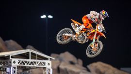 Cooper Webb von Red Bull KTM Factory Racing ist mit seiner KTM 450 SX-F FACTORY EDITION bis auf vier Punkte an die Führung in der AMA Supercross Meisterschaft 2023 herangerückt.