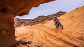 Sanders führte die vierte Etappe an, wurde Achter und behielt seine vorläufige Führung in der Motorradklasse bei der Dakar! 