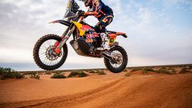 Kevin Benavides von Red Bull KTM Factory Racing wurde auf der heutigen 10. Etappe der Rallye Dakar 2023 Vierter und übernimmt damit die vorläufige Führung in der Gesamtwertung.