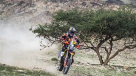 Das Red Bull KTM Factory Racing Team hat einen soliden Start in die Rallye Dakar 2023 hingelegt: Kevin Benavides wurde auf der ersten Etappe Zweiter, Toby Price Fünfter. 