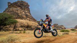 Kevin Benavides von Red Bull KTM Factory Racing fuhr am dritten Tag der Rallye Dakar die viertschnellste Zeit auf der 447 Kilometer langen Wertungsprüfung.